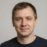 Портрет довольного гостя Hans в интерьере ночного клуба Gryphon Club для празднования дня рождения