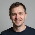 Счастливый гость на праздновании дня рождения в ночном клубе Gryphon Club